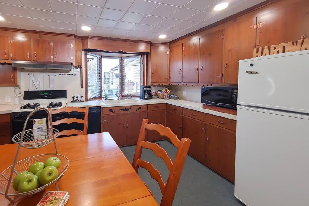 מניסטי Huge Historic, W/Large Yard & Close To Beach מראה חיצוני תמונה